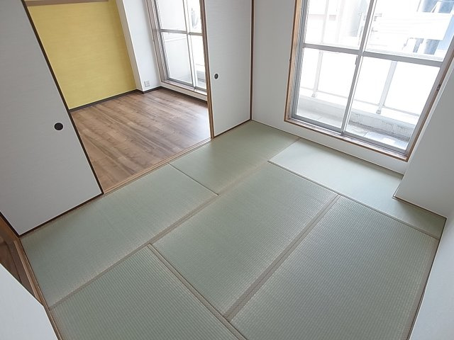 ロイヤルコートナグラの設備|バルコニーに面した和室