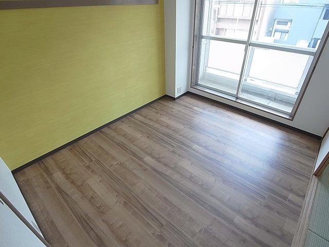 ロイヤルコートナグラの洋室|明るい洋室