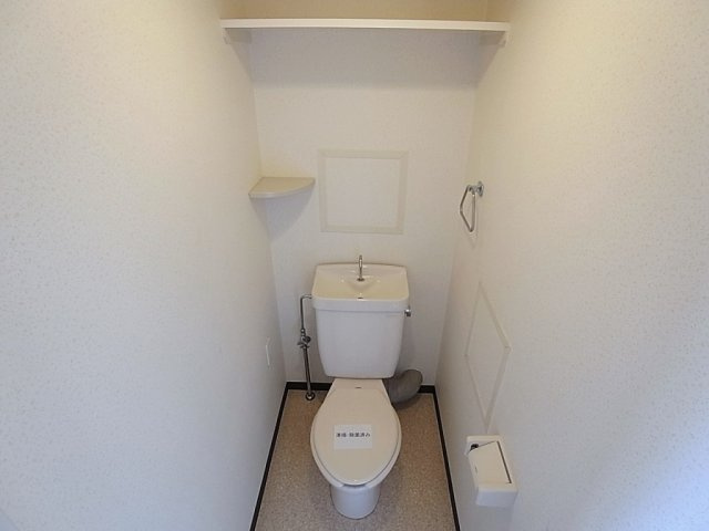 前原町マンションのトイレ|トイレ、上部に収納棚有ります