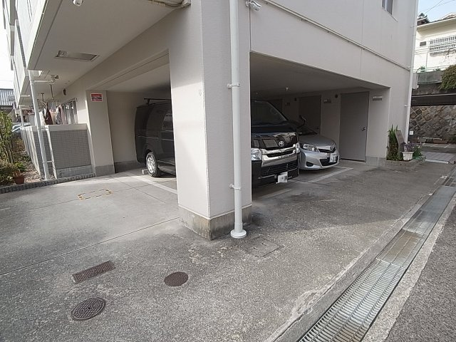 前原町マンションの駐車場|平面の敷地内駐車場