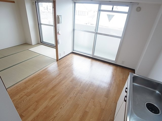 前原町マンションの居間・リビング|仕切りを開けると開放感あります