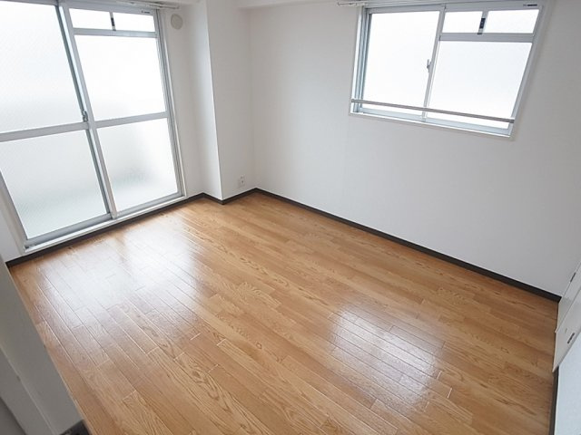 前原町マンションの内装|角部屋6帖の洋室、日当たりも良いです