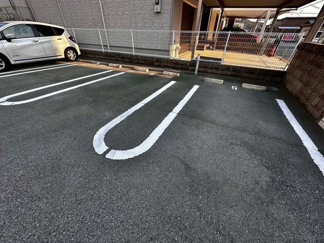 フィレール　デュ　トラジャⅢの駐車場