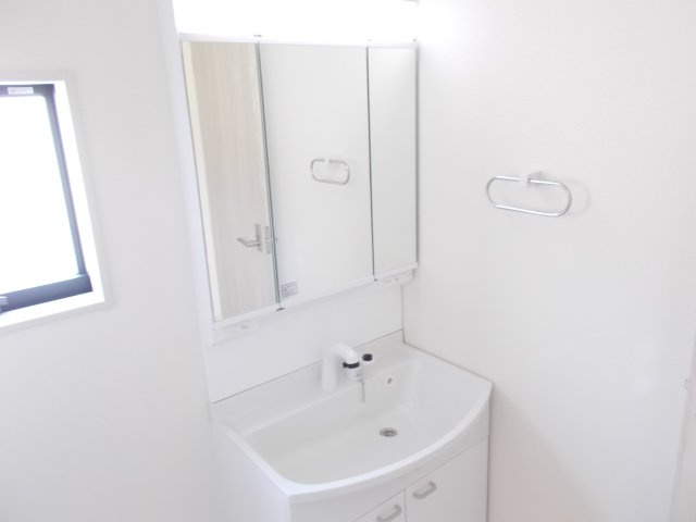 リーブルガーデンS第1堀越　1号棟の独立洗面台|通常より1.5倍の広さの洗面室です。シャワー水栓付き洗面台で朝の身支度もバッチリです！
洗面台には収納スペースもあり洗面室もすっきり片付きますよ！
