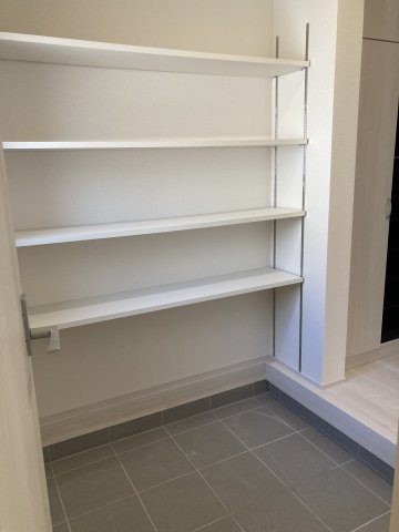 リーブルガーデンS第1堀越　1号棟の玄関|大型シューズインクロークは第二玄関としても利用できて便利。キャンプ用品等趣味の物も収納可能ですよ！