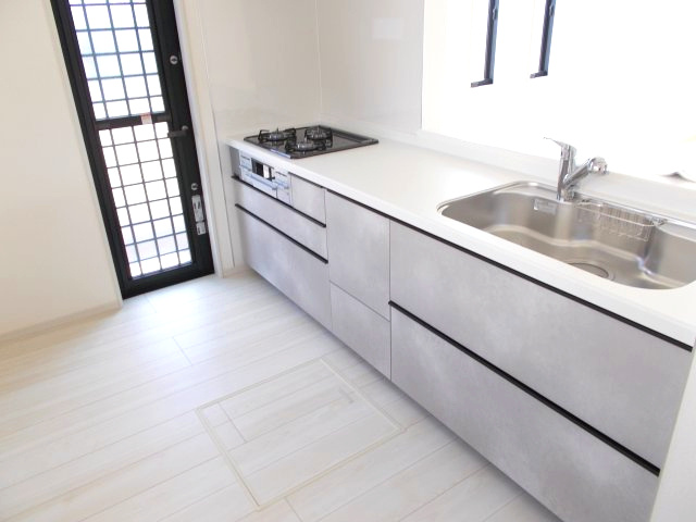 リーブルガーデンS第1堀越　1号棟のキッチン|人気のカウンターキッチン採用です☆ゴミ出しに便利な勝手口付き！
コンロも３口ご用意しています！調理スペースも広くストレスなくお料理できます。
浄水器つきなので美味しいお水も飲めますよ♪