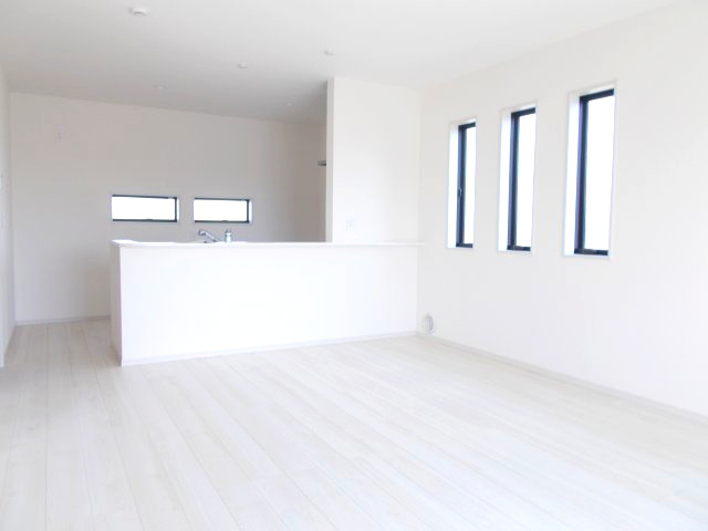 リーブルガーデンS第1堀越　1号棟の居間・リビング|18帖リビング♪人気の対面式キッチンを配した空間はお好みの家具も合わせやすく、家族がくつろぐ快適な空間造りをサポート。窓からは明るい陽光が差し込みます。