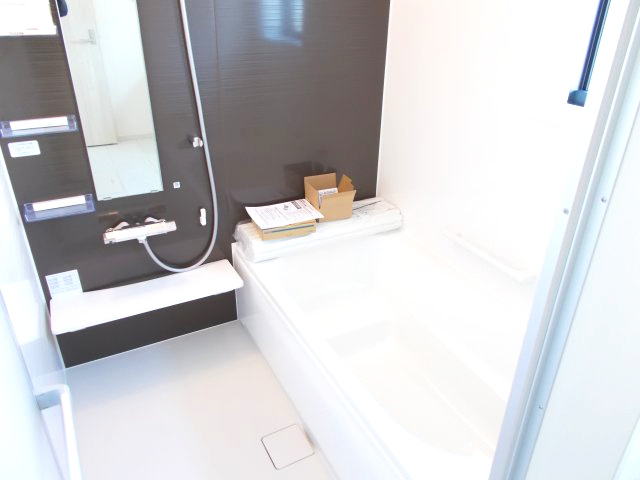 リーブルガーデンS第1堀越　1号棟の浴室|１坪タイプのフルオートバスです！
足を延ばして入れる広さなので一日の疲れも癒されますよ♪
室内物干しや浴室乾燥機もあるのでお天気の悪い日にはランドリースペースとしてもご利用できます！