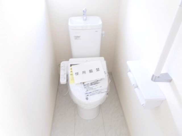 リーブルガーデンS第1堀越　1号棟のトイレ|1階トイレです。清潔感のある白を基調としています。
温水洗浄・便座暖房機能の付いた快適なトイレです☆