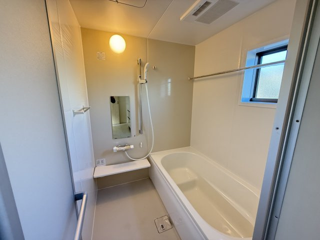 リーブルガーデンS第1前橋堀越　２号棟の居間・リビング|16帖リビング♪人気の対面式キッチンを配した空間はお好みの家具も合わせやすく、家族がくつろぐ快適な空間造りをサポート。窓からは明るい陽光が差し込みます。