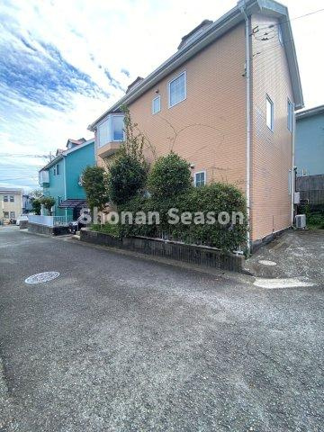 【外観】 | 角地（北×西）の2方道路につき開放感・陽当たり良好♪　　　　　　　
プライバシーを確保しやすい角住戸！