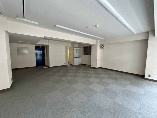 丸万７号館のロビー