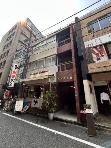 丸万７号館の外観