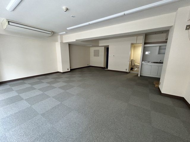 丸万７号館の内装