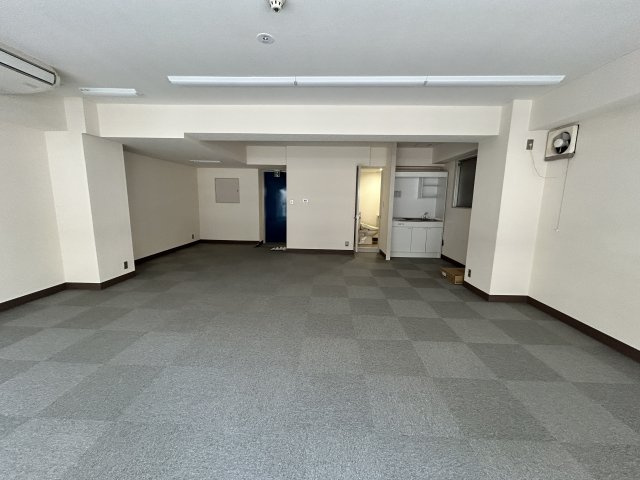 丸万７号館の内装