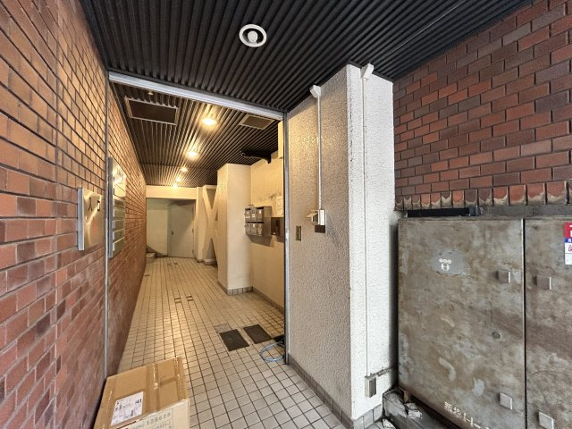 丸万７号館のエントランス