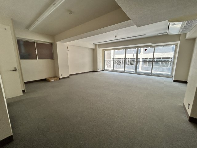丸万７号館のロビー