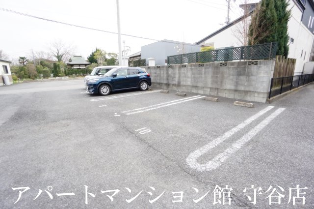 クレセントコートの駐車場