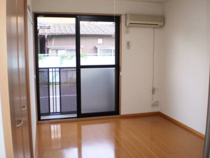 クレセントコートの居間・リビング|類似です