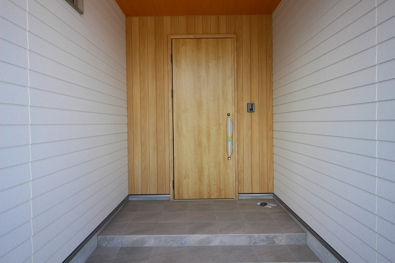 米原7丁目B号地建売住宅の玄関|毎日通る玄関はこちらです。