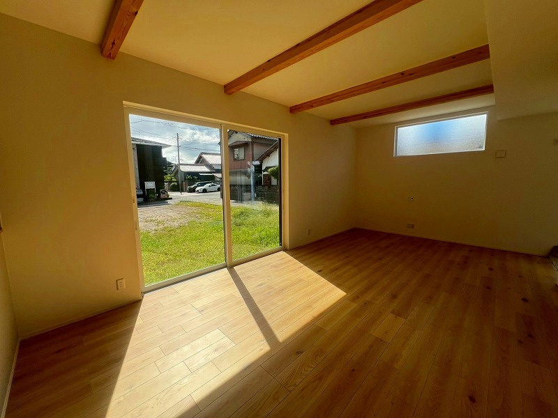 米原7丁目B号地建売住宅の居間・リビング|広々とした約20.7帖のリビングとなっております。
