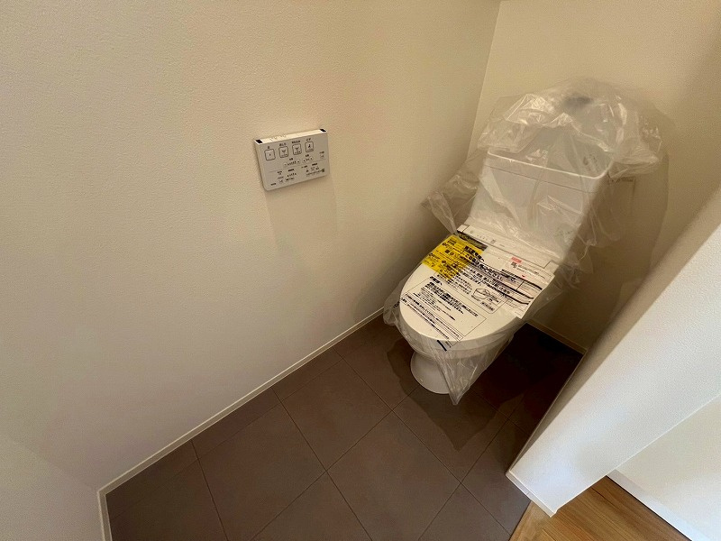 米原7丁目B号地建売住宅のトイレ|1階と2階に設置されております。
トルネード洗浄＋フチなし形状でお掃除し易い〇
手洗い付き〇