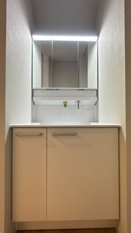 米原7丁目B号地建売住宅の独立洗面台|TOTO製の洗面台となり、
三面鏡＋収納付きとなっております〇