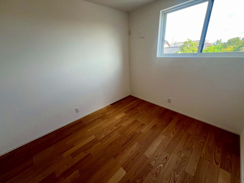 米原7丁目B号地建売住宅の洋室|二階洋室約7帖となります。