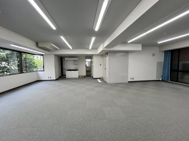 丸万１号館のロビー