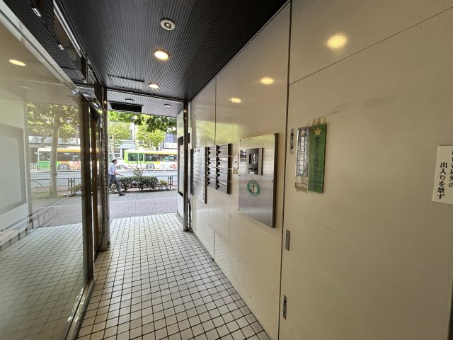 丸万１号館のロビー