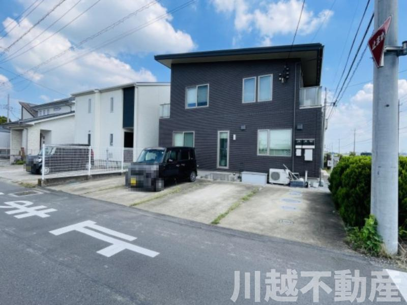 敷地面積240㎡超えに建つスマートでおしゃれな大型二世帯住宅の駐車場|駅やご自宅からの送迎賜ります