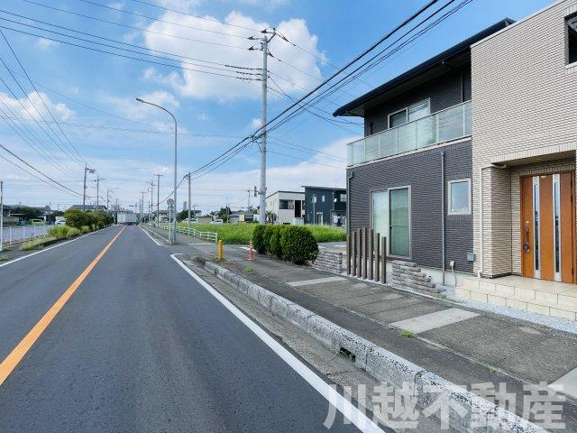 敷地面積240㎡超えに建つスマートでおしゃれな大型二世帯住宅の前面道路含む現地写真|経験豊富なスタッフがわかりやすくご案内いたします