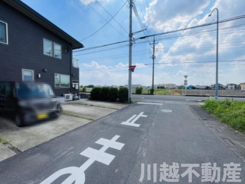 敷地面積240㎡超えに建つスマートでおしゃれな大型二世帯住宅の前面道路含む現地写真|水曜のみ定休日です