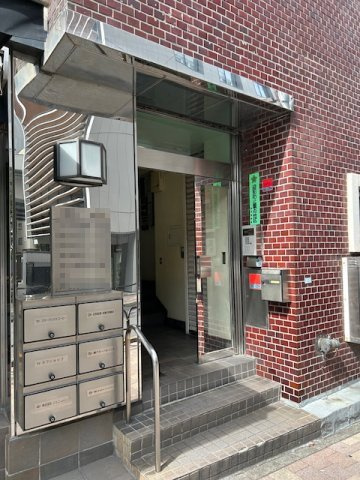 九段北一丁目ビルのエントランス