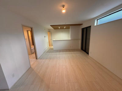 【居間・リビング】 | GRAFARE北区六が池町全１棟《仲介手数料無料》 | LINEから簡単お問合せ可能！
友達検索で@nqk7328tです！