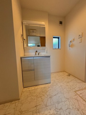 【独立洗面台】 | GRAFARE北区六が池町全１棟《仲介手数料無料》 | LINEから簡単お問合せ可能！
友達検索で@nqk7328tです！