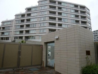 【外観】 | 鉄筋コンクリート造のがっちりとした建物。