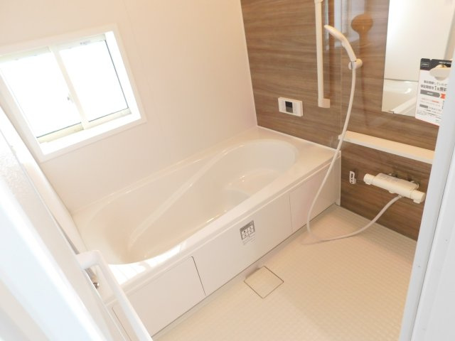 北名古屋市片場白山の新築一戸建の浴室|◇浴室◇　　広い１坪サイズ（LIXIL）・保温浴槽・エコベンチ浴槽・追い焚き・オートバス・浴室暖房乾燥機・お手入れ楽々カウンター・キレイサーモフロア・バリアフリーバス・浴室窓あり