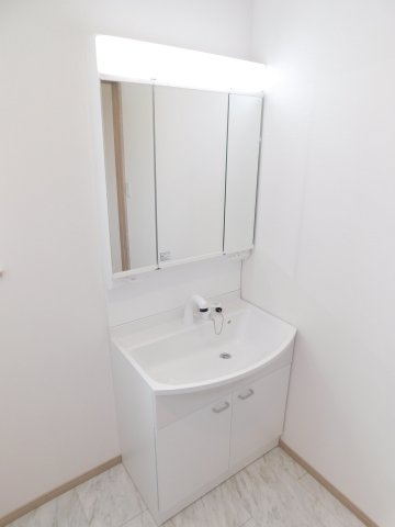 北名古屋市片場白山の新築一戸建の独立洗面台|◇洗面室◇　　三面鏡シャンプードレッサー　くもり止め仕様