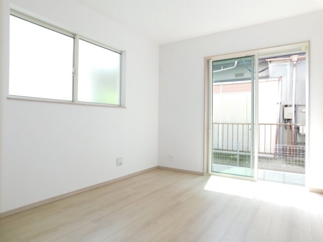 北名古屋市片場白山の新築一戸建の洋室|◇１階洋室◇　　南面を含む２面採光で明るい洋室約６．０帖　全居室収納完備♪　ＬＤＫとの続き間で約２２．０帖！　南庭利用可能♪