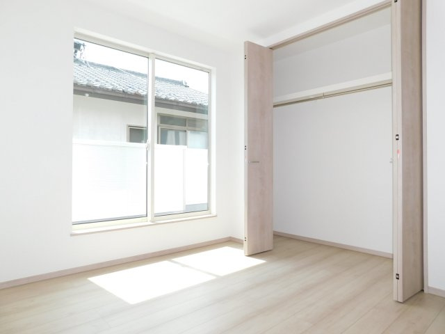 北名古屋市片場白山の新築一戸建の洋室|◇２階洋室◇　　南面を含む２面採光で明るい洋室約６．０６帖　全居室収納完備♪