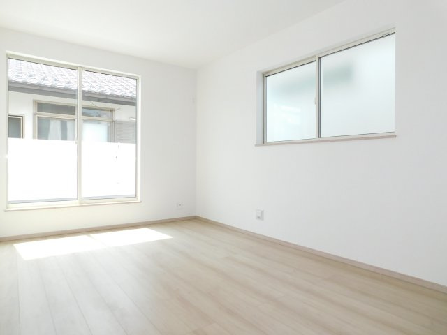 北名古屋市片場白山の新築一戸建の洋室|◇２階洋室◇　　南面を含む２面採光で明るい洋室約７．２５帖　全居室収納完備♪　バルコニー利用可♪