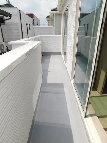 北名古屋市片場白山の新築一戸建のバルコニー|◇バルコニー◇　　南面で陽当り良好なワイドバルコニー♪　２部屋から利用可能♪