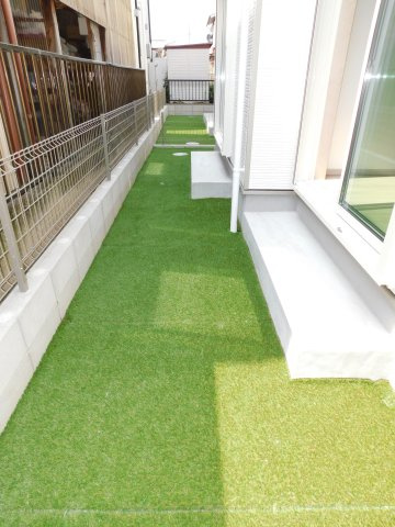 北名古屋市片場白山の新築一戸建の庭|◇庭◇　　南面に嬉しい人工芝の庭付き♪