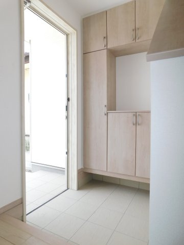 北名古屋市片場白山の新築一戸建の玄関|◇玄関◇　　大容量のシューズボックス♪　窓もあって明るい玄関♪
