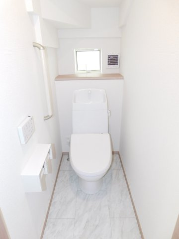 北名古屋市片場白山の新築一戸建のトイレ|◇トイレ◇　　温水洗浄便座　リモコンパネル付き　１階・２階とも窓があって明るいトイレ♪
