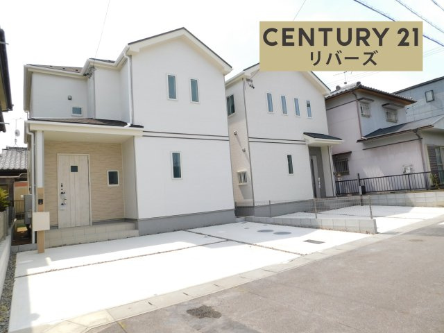 北名古屋市片場白山の新築一戸建の前面道路含む現地写真|☆残り１棟☆　　新価格！！いつでも見学出来ます♪♪（お問合せ当日、平日、水曜、夜間でもＯＫ）　敷地３６．５８坪！　駐車並列３台ＯＫ！　人工芝の南庭付きで明るいおうち♪