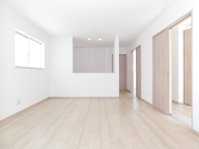 北名古屋市片場白山の新築一戸建の居間・リビング|◇リビング◇　　南面で２面採光の明るいリビング約１６．０帖　リビング全体が見渡せる対面キッチン♪