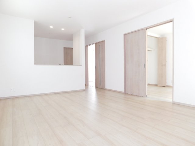 北名古屋市片場白山の新築一戸建の居間・リビング|◇リビング◇　　南面で２面採光の明るいリビング約１６．０帖　隣の洋室約６．０帖と続き間で最大２２．０帖♪