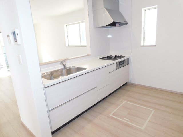 北名古屋市片場白山の新築一戸建のキッチン|◇キッチン◇　　人気の対面式・人造大理石カウンターシステムキッチン・浄水機能付ハンドシャワー・スローインクローズレール・静音仕様シンク・Ｓｉセンサーコンロ（３口）・床下収納庫